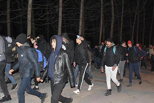 Mülteciler, akın akın sınır kapılarına gidiyor
