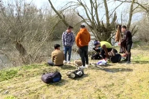 Mülteciler Meriç Nehri'ni yüzerek geçti