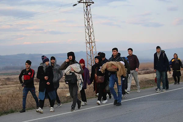 Mülteciler sınıra yürümeye başlayınca Yunanistan, Genelkurmay Başkanı'nı Türkiye sınırına gönderdi