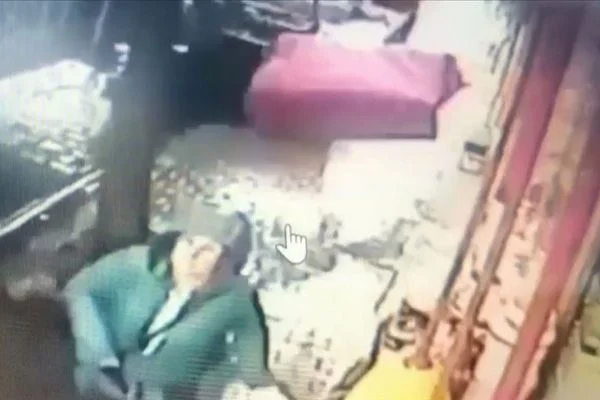 Nakliyecilerin düşürdüğü eşyaların altında kalmaktan son anda kurtuldu