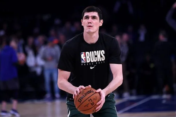 NBA tarihinin en erken play-off biletini alan takım Milwaukee Bucks oldu