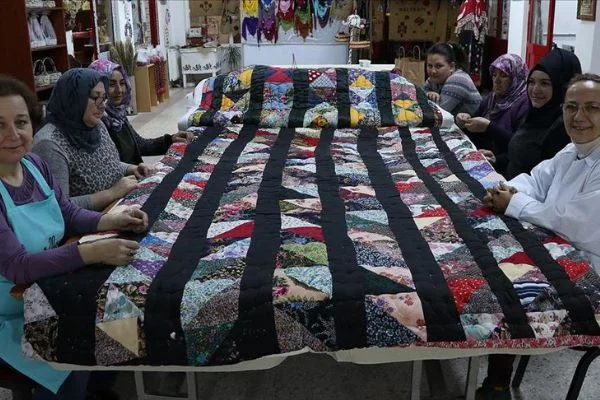 Ninelerinden kalan parça kumaşlarla 'kırkyama' yorgan yaptılar