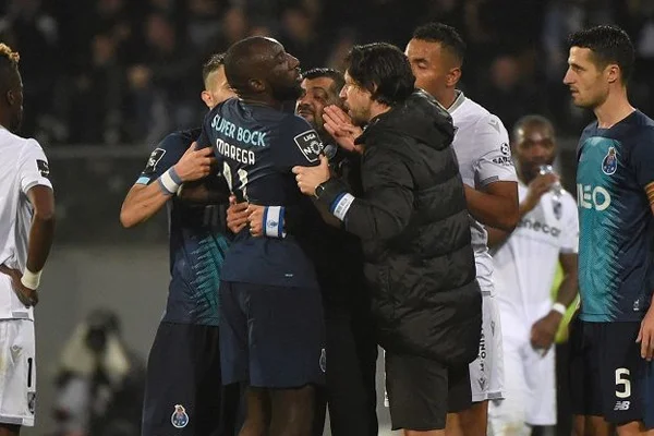 Portekiz'de futbol maçında ırkçı saldırı: Futbolcu maçı terk etti