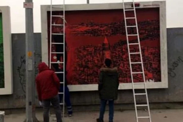 Reklam panosundaki figür, polis ekiplerini harekete geçirdi