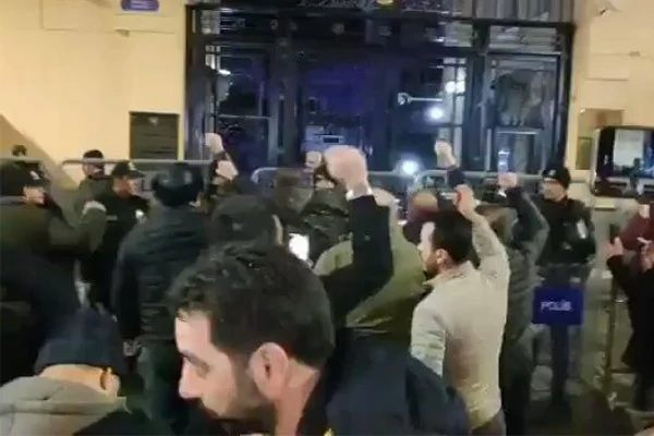 Rusya'nın İstanbul Başkonsolosluğu önünde protesto