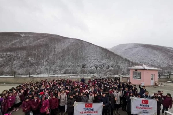 Sadakataşı çocukların yüzlerini güldürdü