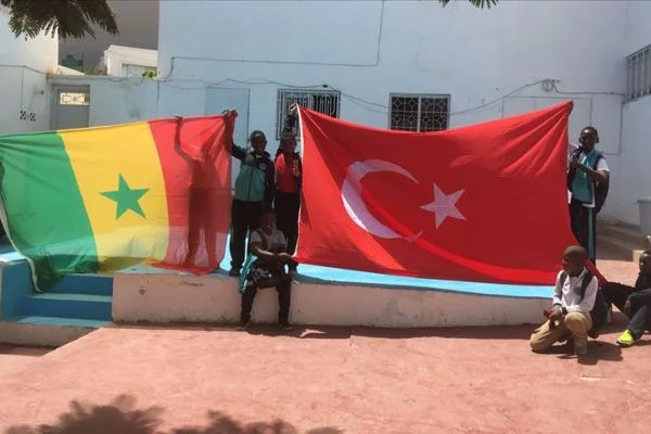 Senegalli öğrencilerden Mehmetçiğe dua