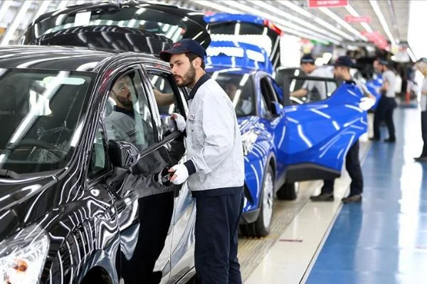 Sıfır otomobiller banttan inmeden satılıyor