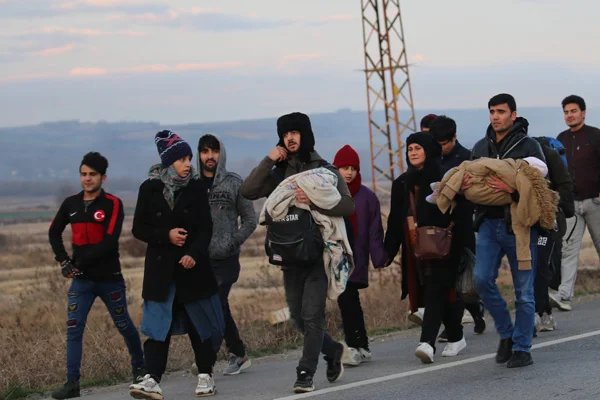 Sınıra mülteci akını Yunan medyasını korkuttu