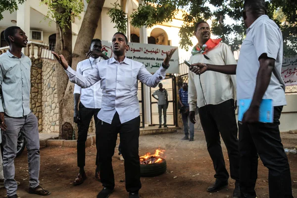 Sudan'da devrimciler, İsrail ile görüşen Burhan'dan hesap sorulmasını istiyor