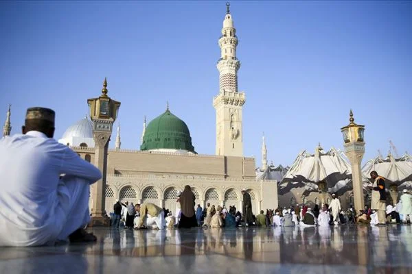 Suudi Arabistan, Kovid-19 nedeniyle umre ziyaretlerini askıya aldı
