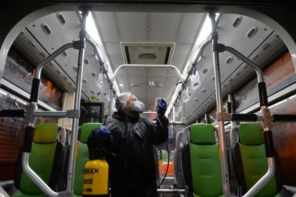 Tahran Belediyesi koronavirüsle mücadele kapsamında dezenfekte çalışması yapıyor