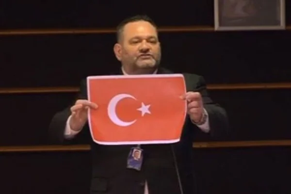 Türk bayrağını yırtan ırkçı Yunan vekilin cezası belli oldu