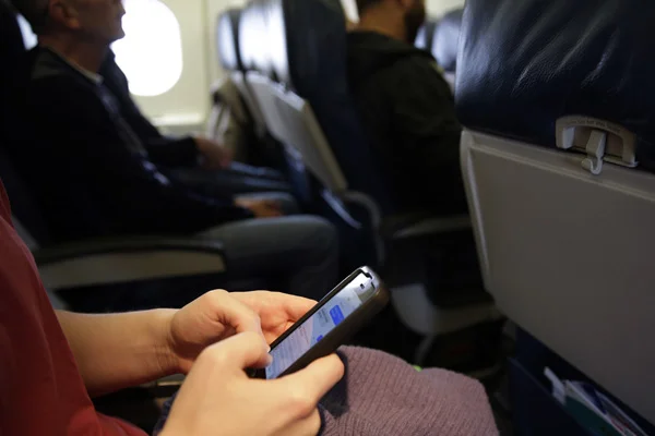 Uçakta cep telefonunu kapatmayana para cezası