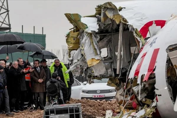 Ulaştırma ve Altyapı Bakanı Turhan uçak enkazında incelemelerde bulundu