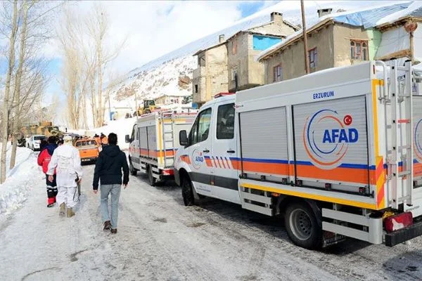 Van'da çığın düştüğü bölgede arama çalışmaları yeniden başladı