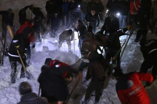 Van'da ikinci facia: Çığ altındakileri arayan ekiplerin üzerine çığ düştü