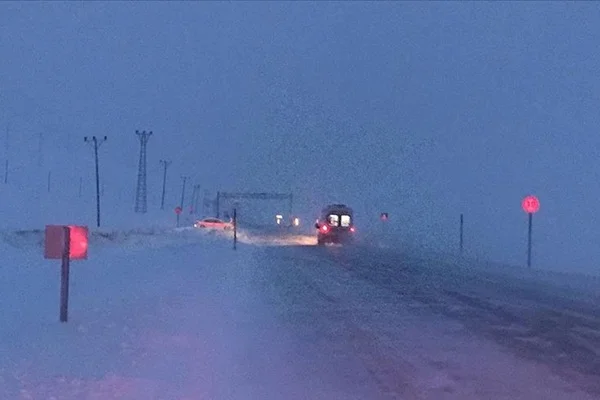 Van'da minibüsün üzerine çığ düştü