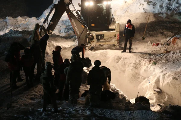 Van'da minibüsün üzerine çığ düştü: Vali Bilmez ölü ve yaralı sayısını açıkladı