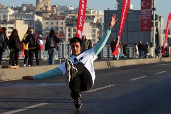 Vodafone 15. İstanbul Yarı Maratonu'nda patencileri koşuculara eşlik edecek