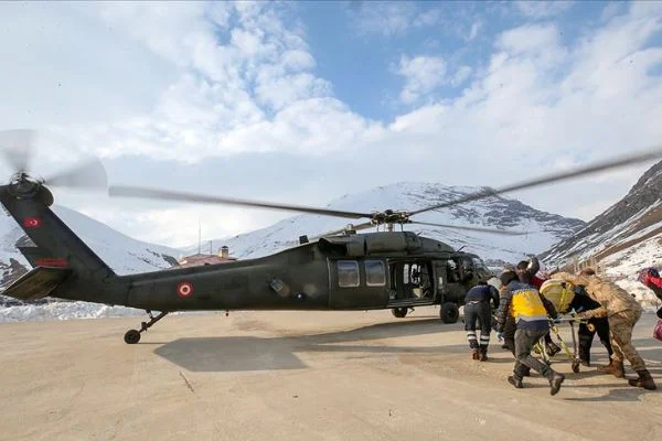 Yolu çığdan kapanan Bahçesaray'daki 5 hastanın imdadına jandarma yetişti