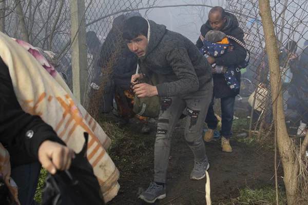Yunan polisi mültecilere saldırıyor: Yaralanan göçmenler hastaneye kaldırıldı