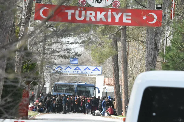 Yunanistan sınırı kapattı: Mültecilere ses bombaları atılıyor