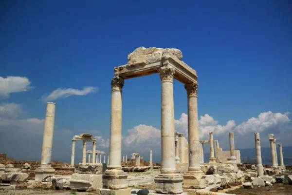 1750 yıllık freskli travertenler ayağa kaldırıldı