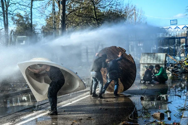 AB'den Yunanistan'a: Sığınma hakkına uyun
