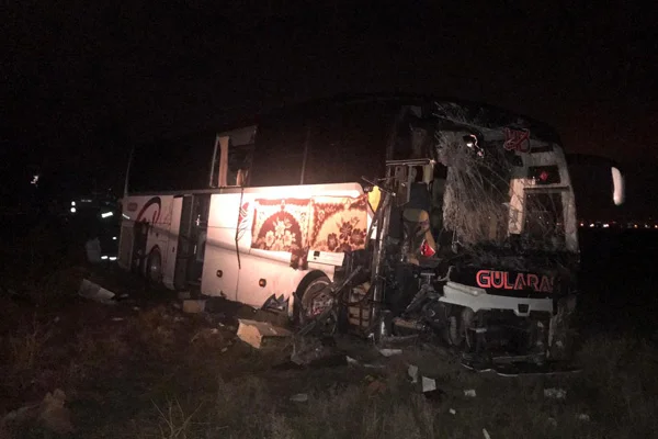 Aksaray'da yolcu otobüsü kaza yaptı: 35 yaralı var