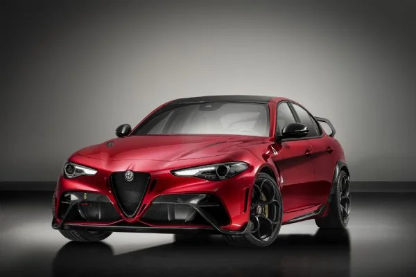 Alfa Romeo yeni 'modelleriyle' göz doldurdu