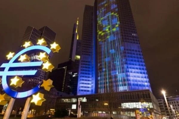 Avrupa Merkez Bankası faizleri sabit tuttu, teşvikleri genişletti