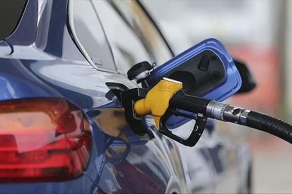 Benzine 7 kuruş zam yapıldı