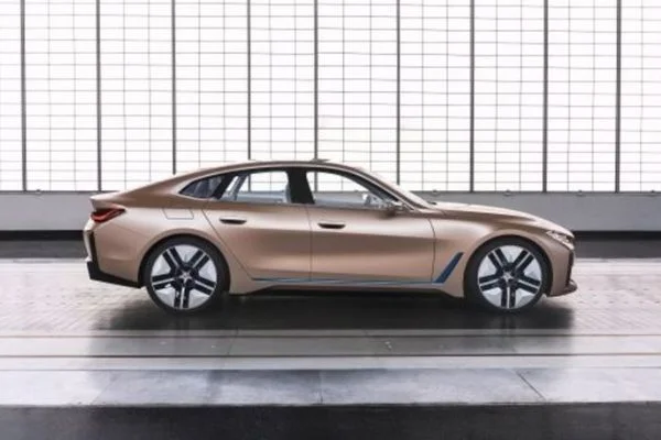BMW 23 yıl sonra logosunu değiştirdi