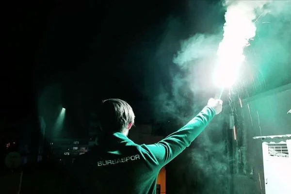 Bursaspor taraftarlarından sağlık çalışanlarına meşaleli destek
