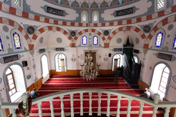 Camiler kapatıldı mı? Camilerde cemaatli namazlar ertelendi mi?