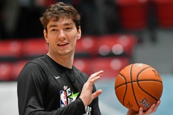 Cedi Osman'dan 'evde kal' çağrısına uyan 5 kişiye imzalı milli forma