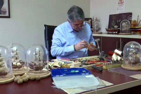 Ceviz kabuğunu 'sanatla' doldurdu