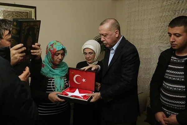 Cumhurbaşkanı Erdoğan'dan İdlib şehidi Baysal'ın babaevine ziyaret
