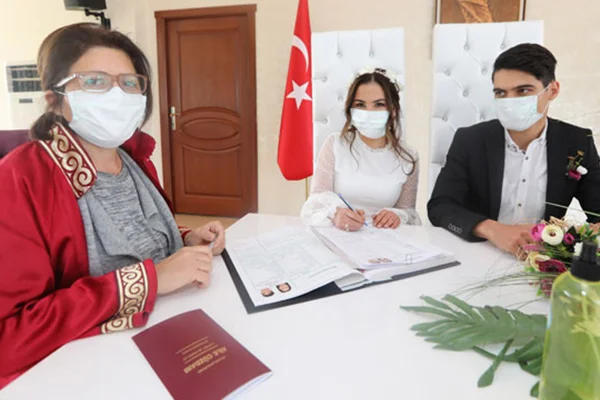 Davetsiz, maskeli, dezenfektanlı nikah töreni