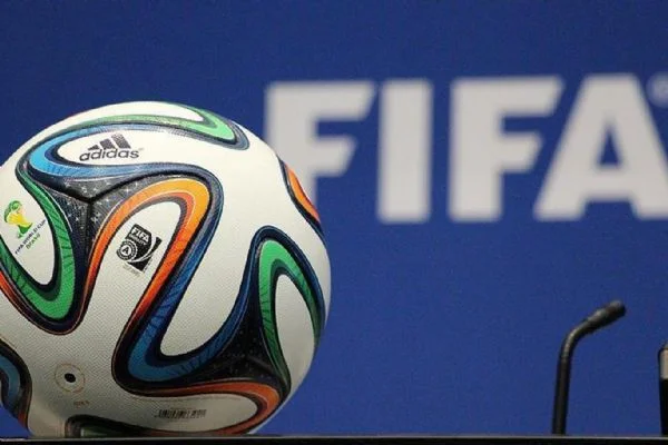 FIFA 'futbolcu göndermeyi' frenledi