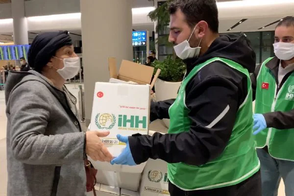 Havalimanında mahsur kalan yabancı yolculara insani yardım