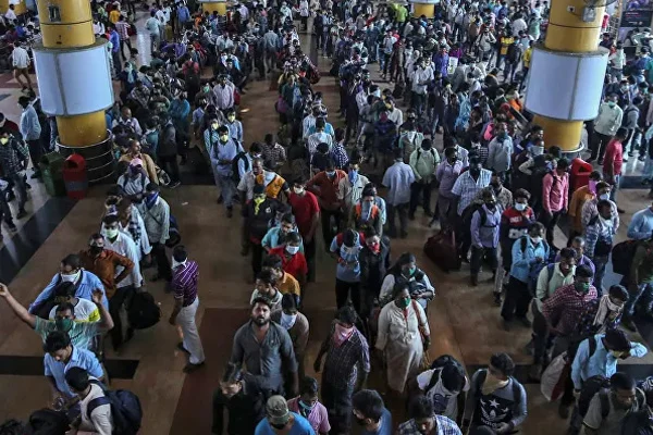 Hindistan'da sokağa çıkma yasağı paniği: On binlerce kişi trenlere akın etti