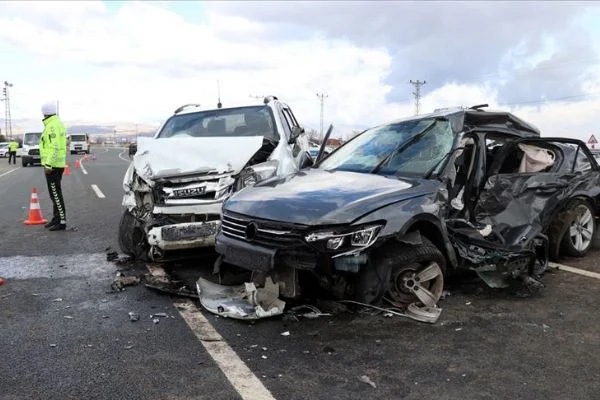 İçişleri Bakanı Soylu, ölümlü trafik kazalarının azaldığı bilgisini paylaştı