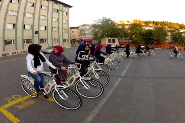 İmam Hatipli Kız Öğrencilere Bisiklet Eğitimi
