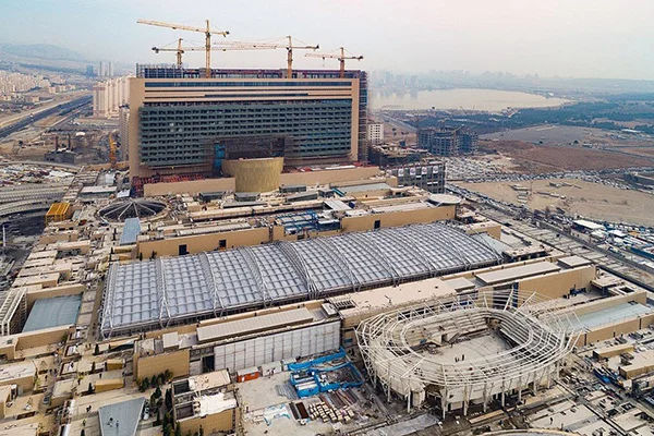 İran dünyanın en büyük AVM'sini hastaneye çeviriyor