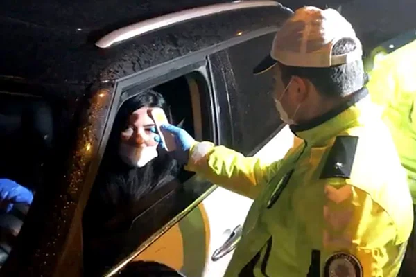 İstanbul'un giriş ve çıkışlarında sürücü ve yolcuların ateşi ölçülüyor