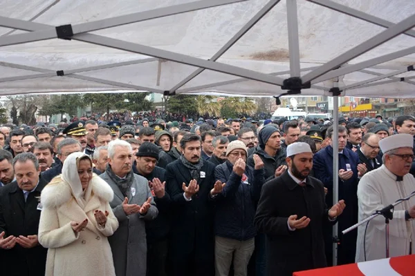 İYİ Partili Koncuk'tan şehit cenazesindeki o fotoğraflara ilişkin açıklama