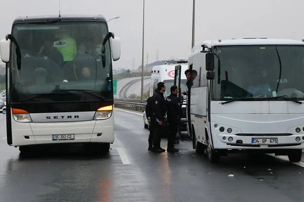 İzin belgeleri bulunmayan otobüsler geri gönderildi