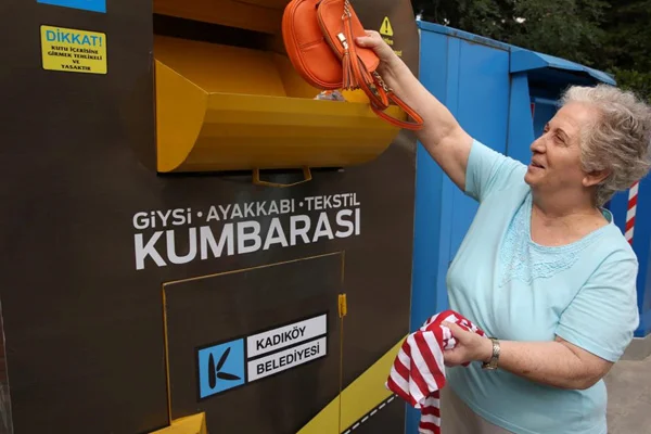 Kadıköy'deki giysi kumbaraları kaldırıldı